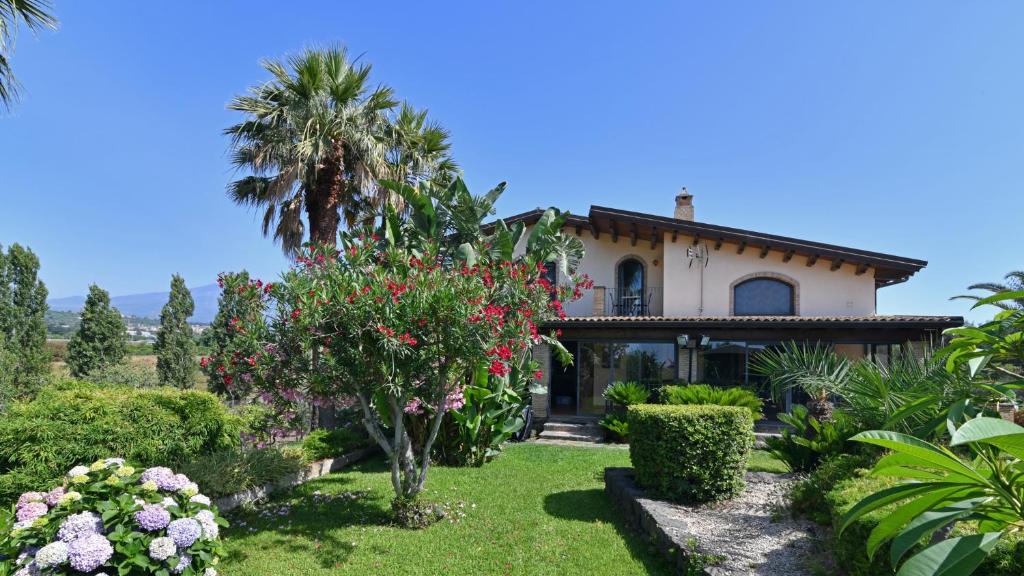 une maison avec un jardin devant dans l'établissement VILLA BIDDIZZA, à Acireale