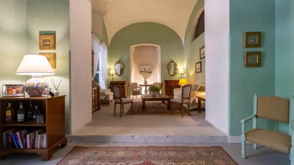 un couloir avec un salon et une salle à manger dans l'établissement Palazzo Belmonte, à Santa Maria di Castellabate
