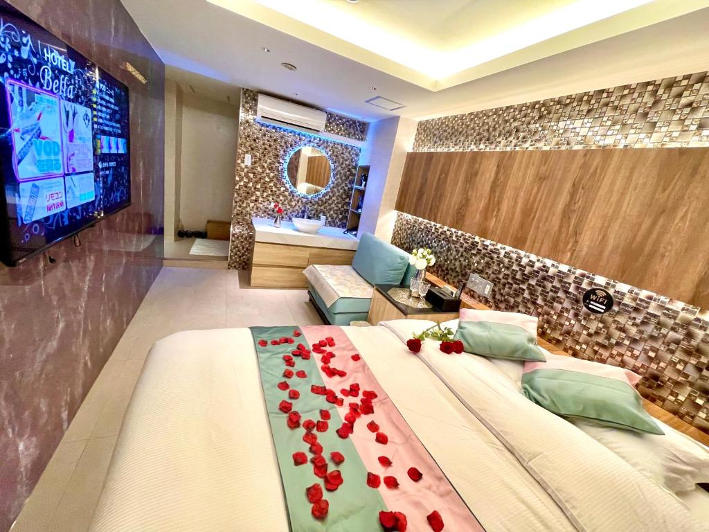 - une chambre avec un grand lit orné de roses rouges dans l'établissement 上野Bellaホテル, à Tokyo