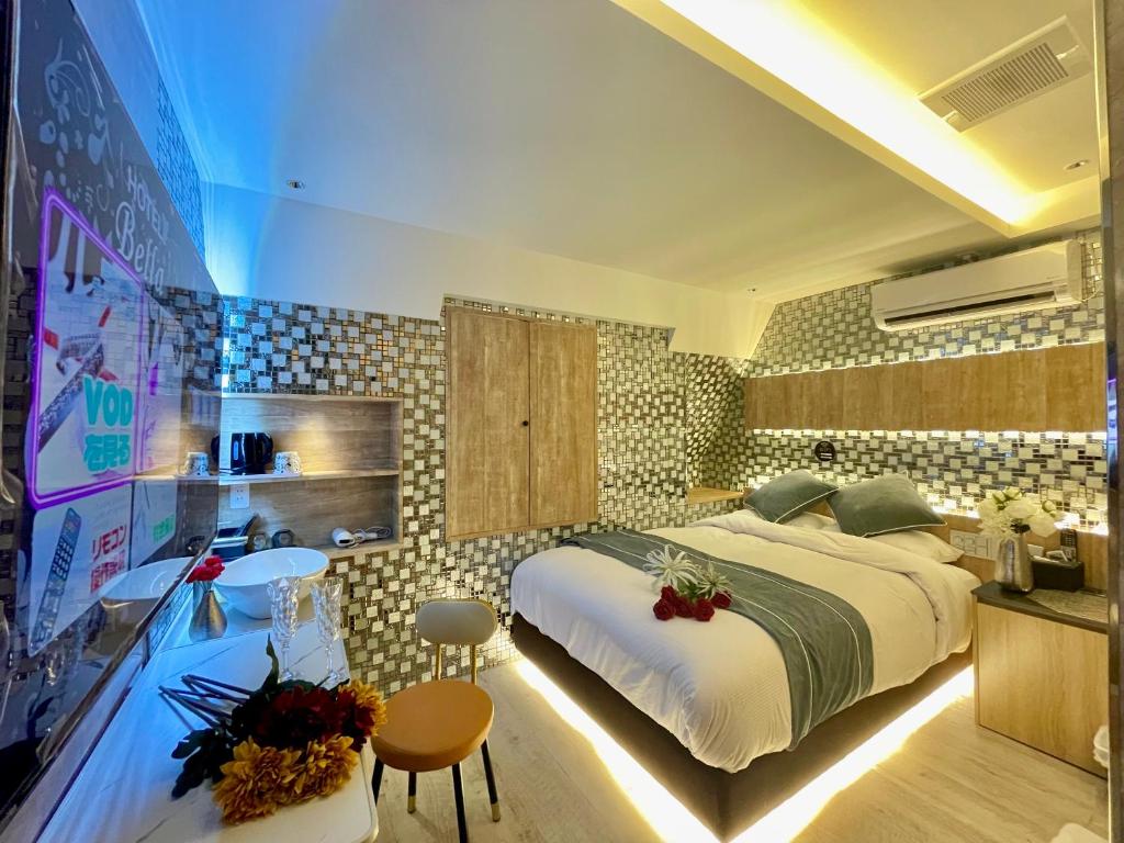 une chambre avec un grand lit dans une pièce dans l'établissement 上野Bellaホテル, à Tokyo