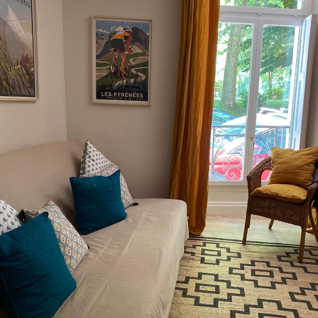 un salon avec un canapé et une fenêtre dans l'établissement Fantastic Ground Floor Apartment Opposite Thermes, à Luchon