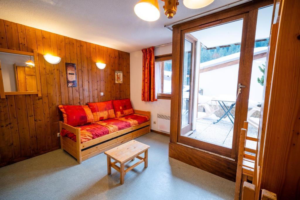 un salon avec un canapé et une fenêtre dans l'établissement Résidence Capfun du Téléphérique, Morzine, à Morzine 9 autres photos