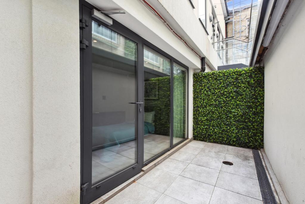 Buckingham Palace Residences by Aeria Apartments 6