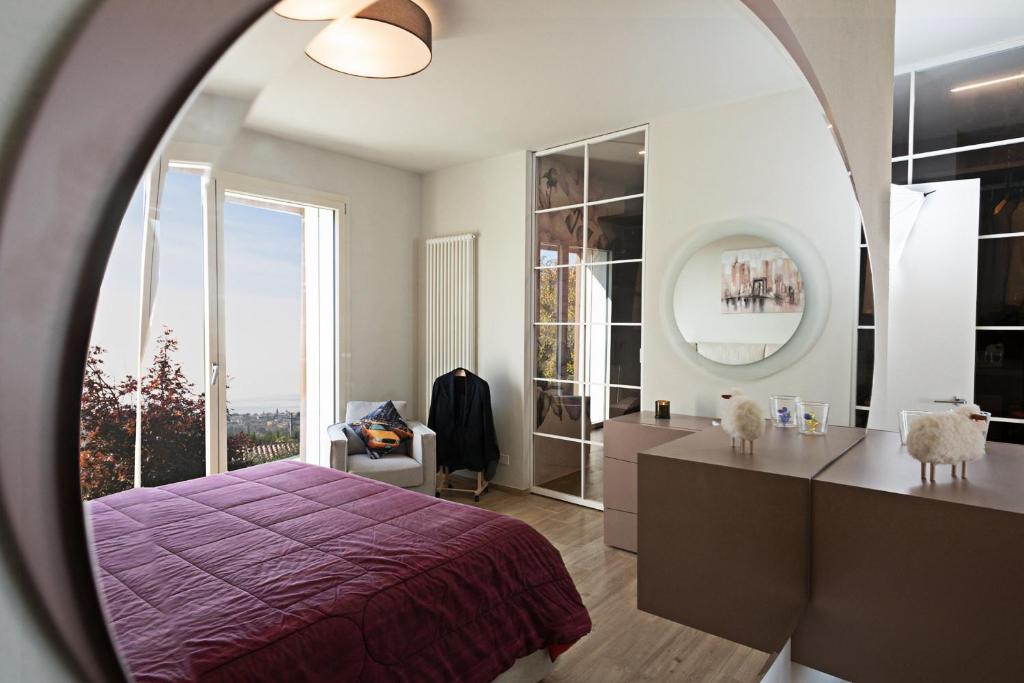 Photo de la galerie de l'établissement LUXURY VILLA ORIZZONTI - Regarda Travel, à Bardolino