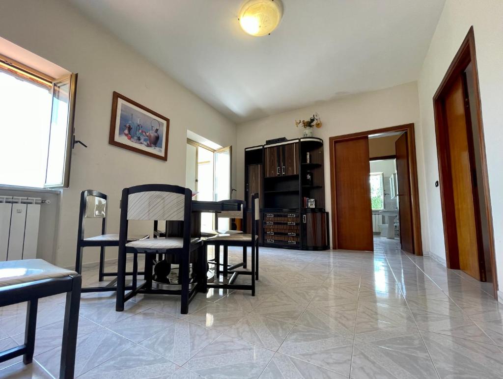 un salon avec une table et des chaises dans l'établissement Villa con Piscina Donna Romina, à Sant'Agata de' Goti