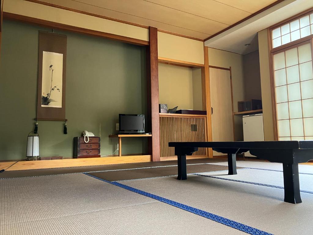 une pièce vide avec une table de ping-pong à l'intérieur dans l'établissement Nasushiobara Masudaya, à Shiobara-machi