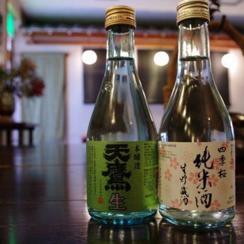 - deux bouteilles de vin assises sur une table dans l'établissement Nasushiobara Masudaya, à Shiobara-machi