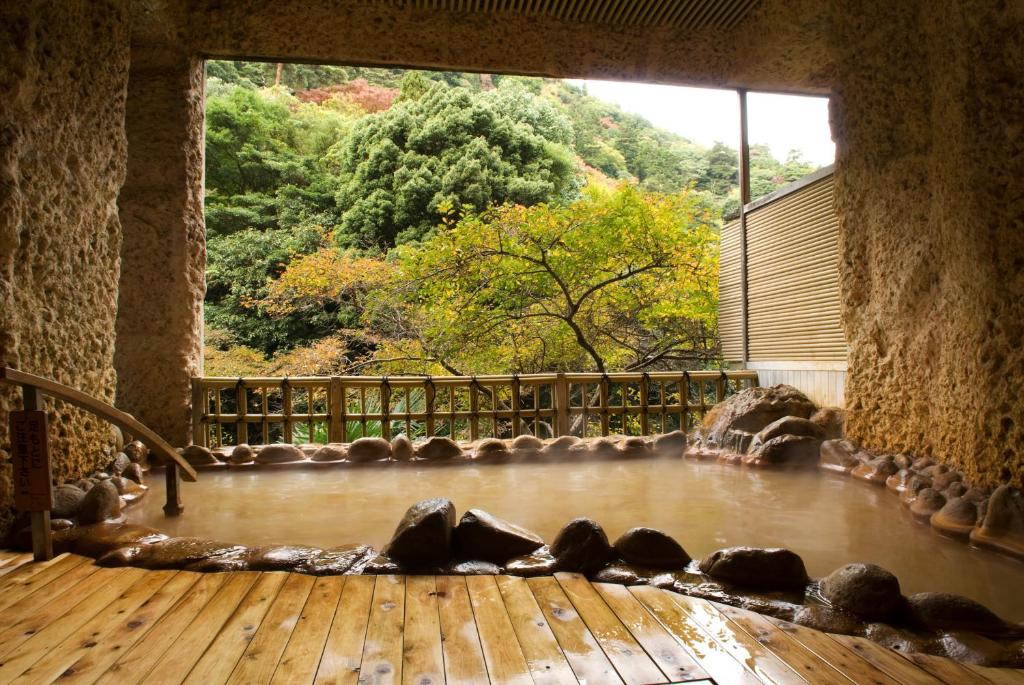 Cette chambre dispose d'une grande fenêtre et d'une piscine d'eau. dans l'établissement Arima Onsen Gekkoen Korokan, à Kobe