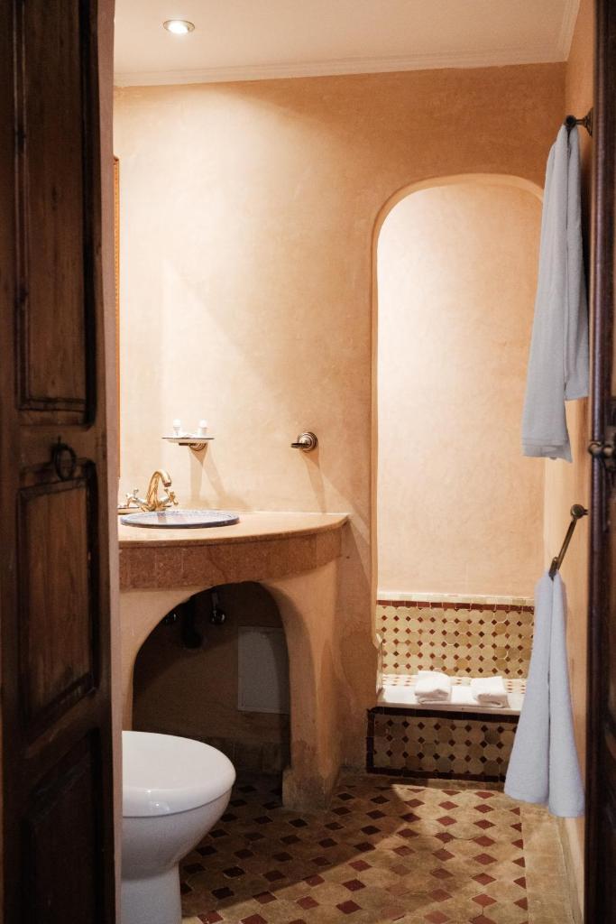 une salle de bain avec un lavabo et des toilettes dans l'établissement Riad Dar Laura, à Fès 37 autres photos