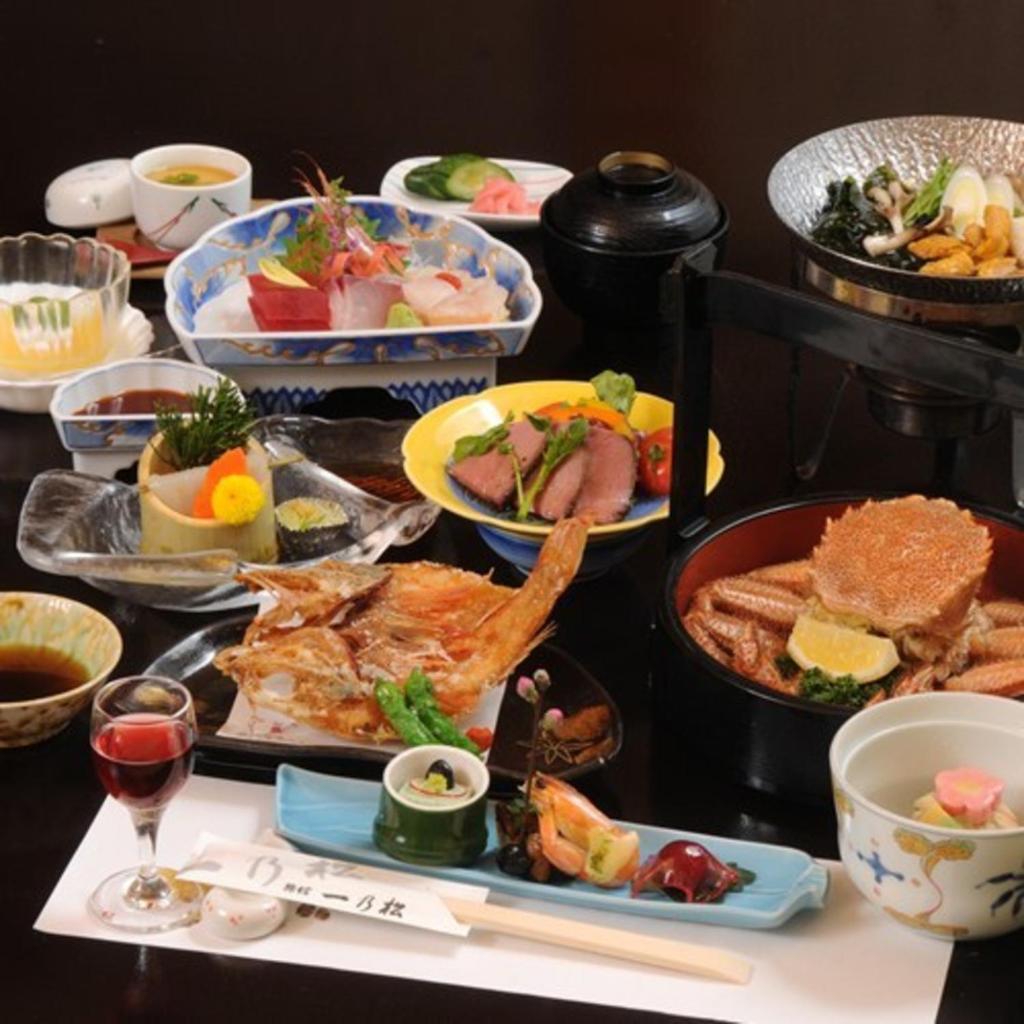 - une table avec de nombreux plats différents dans l'établissement Ryokan Ichinomatsu, à Hakodate