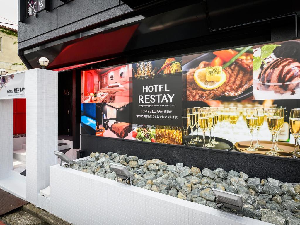 un restaurant d'hôtel avec des verres de vin à la fenêtre dans l'établissement Restay Morioka - Adult Only, à Morioka 18 autres photos