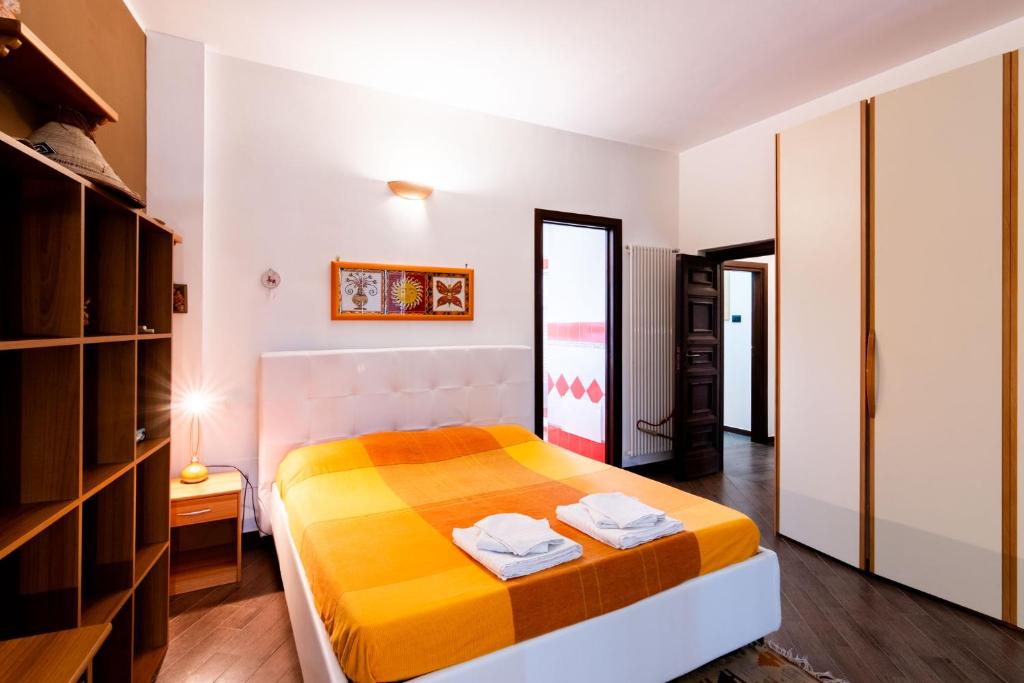 - une chambre avec un lit jaune et blanc dans l'établissement Mondello luxury villa con piscina, à Mondello 32 autres photos