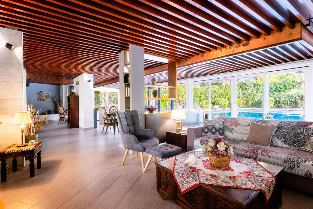 un salon avec un canapé et une table dans l'établissement Mondello luxury villa con piscina, à Mondello