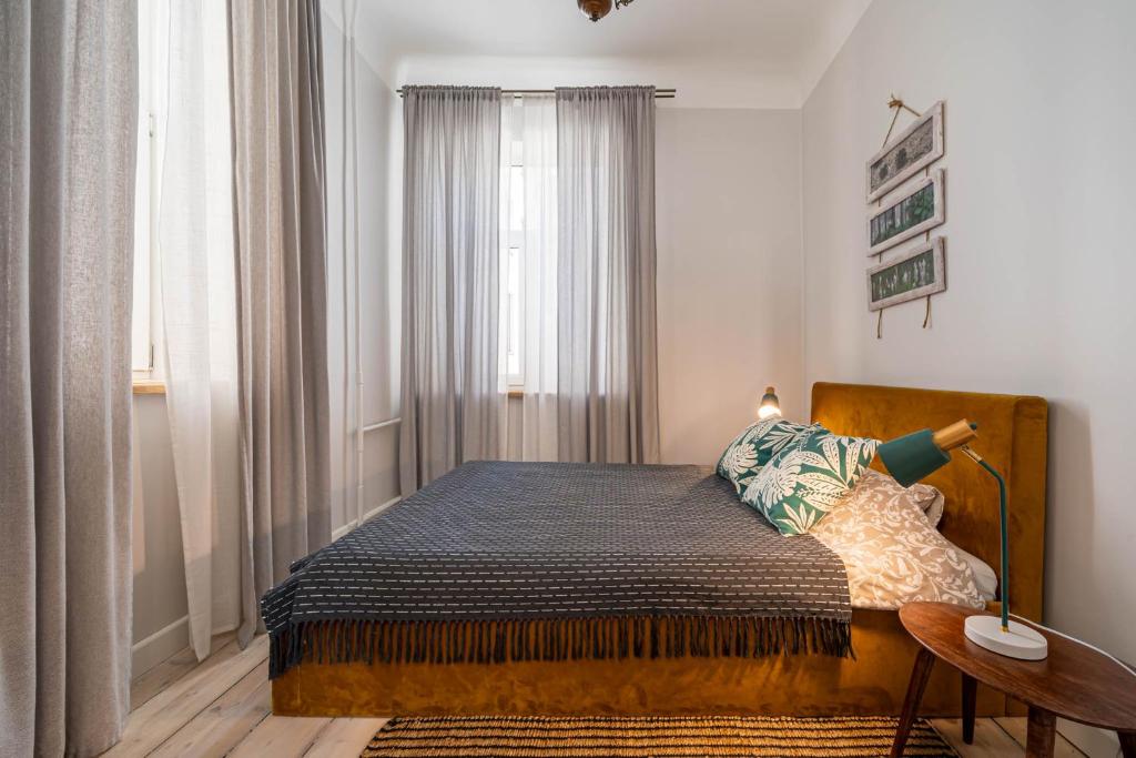 White LUX apartments next to the Old town with free parking 4
