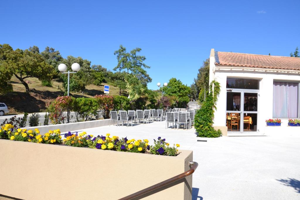 un jardin de fleurs devant un bâtiment dans l'établissement Camping Parc Valrose, à La Londe-les-Maures