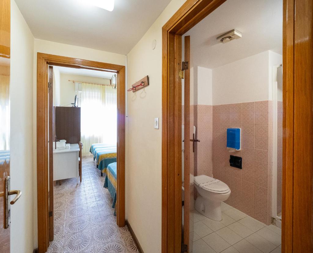 une salle de bain avec toilettes et lavabo dans l'établissement Hotel Blurelda, à Silvi Marina