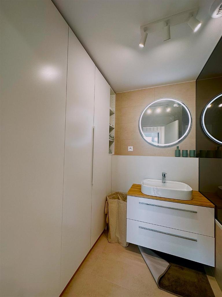 Luxurious brand new FREE parking apartment 3