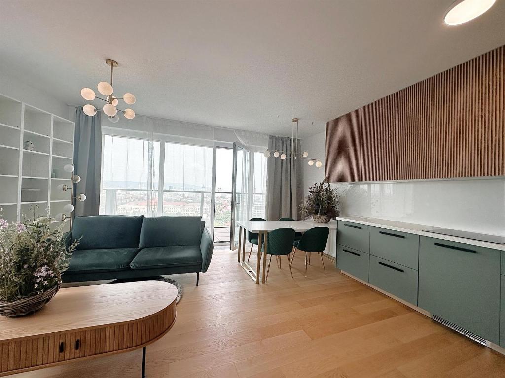Luxurious brand new FREE parking apartment 4