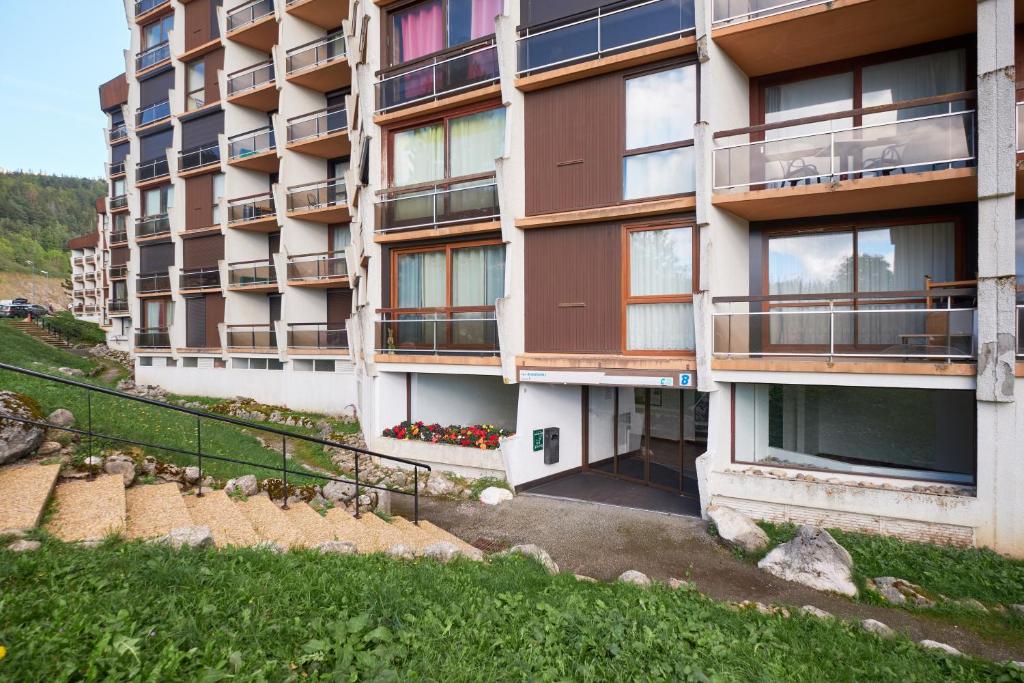 un immeuble d'appartements avec balcon et cour dans l'établissement Studio Villard De Lans, à Villard-de-Lans 11 autres photos