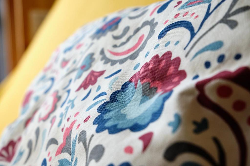 - une fermeture d'un vase à motifs floraux dans l'établissement Studio Villard De Lans, à Villard-de-Lans