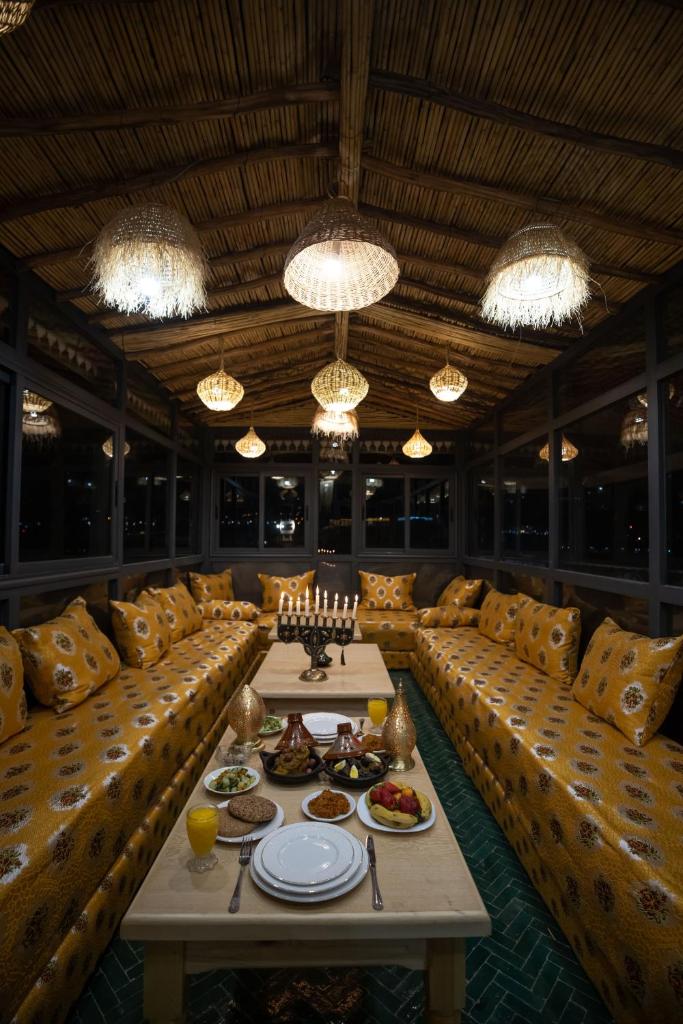 - un restaurant avec des canapés et des tables. dans l'établissement Dar Elinor, à Fès