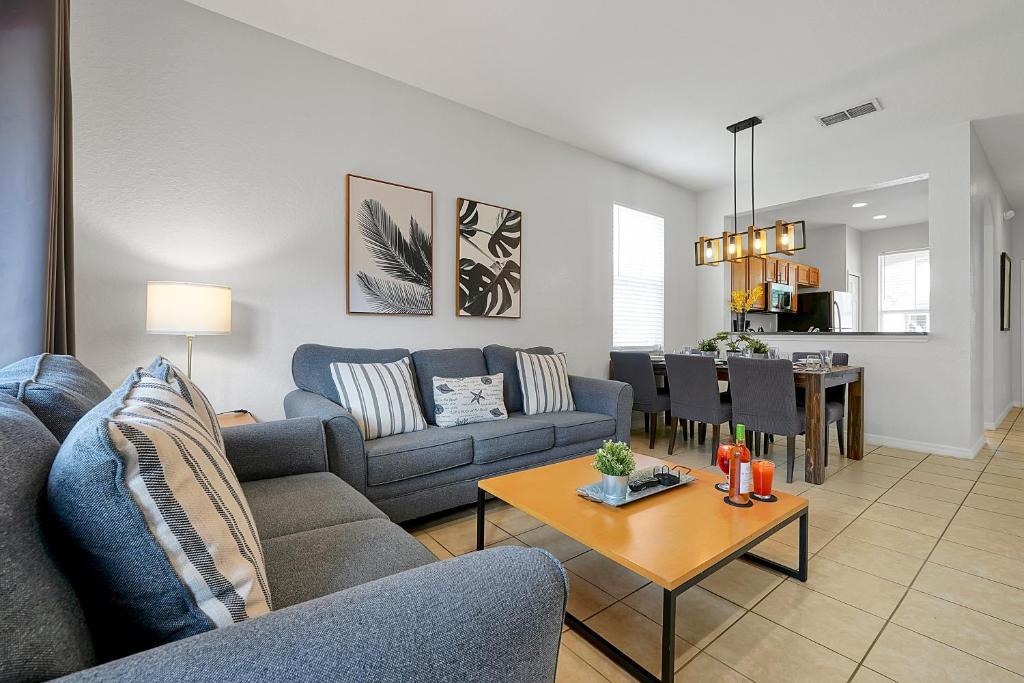 Regal Oaks Resort Vacation Townhomes by IDILIQ - Free Private Hot tub! Image