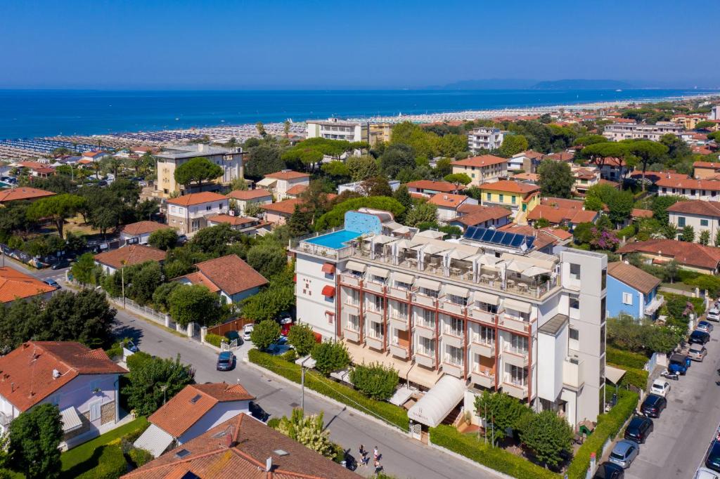 une vue aérienne sur une ville avec un bâtiment dans l'établissement Hotel Nuova Sabrina, à Marina di Pietrasanta