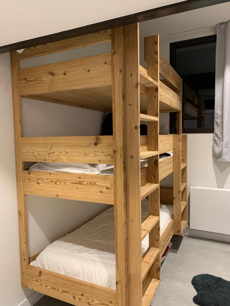 Ce lit superposé en bois se trouve dans un dortoir. dans l'établissement Flaine Forum H1 Cassiopée Mezzanine & Terrasse, à Flaine