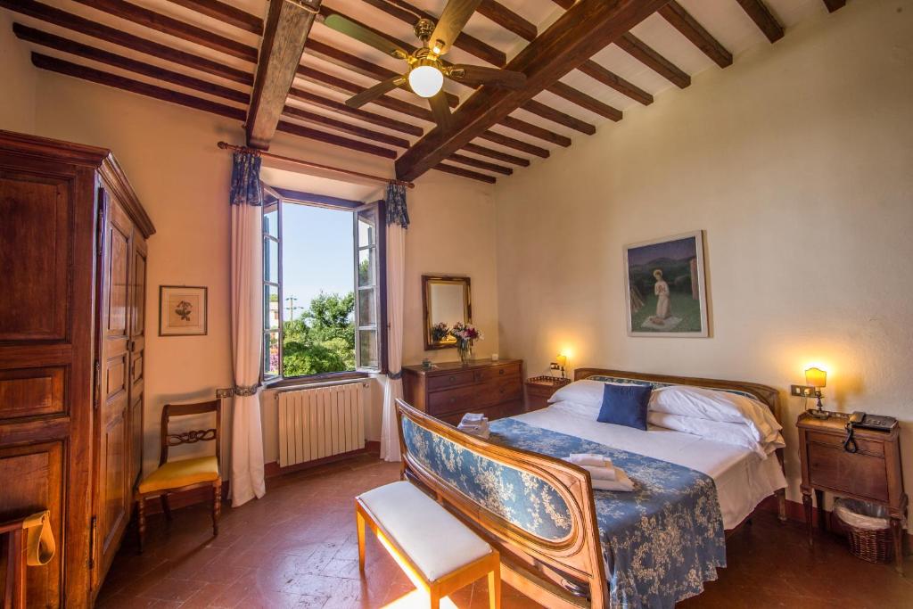 une chambre avec un lit et une grande fenêtre dans l'établissement Tenuta Delle Ripalte, à Capoliveri 202 autres photos