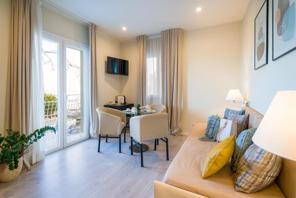 un salon avec un canapé et une table dans l'établissement Hotel Rivage Taormina, à Taormine
