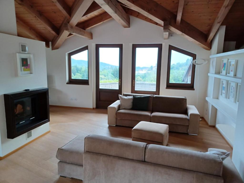 un salon avec un canapé et une cheminée dans l'établissement Penthouse in the green with private pool and garden, à Portula