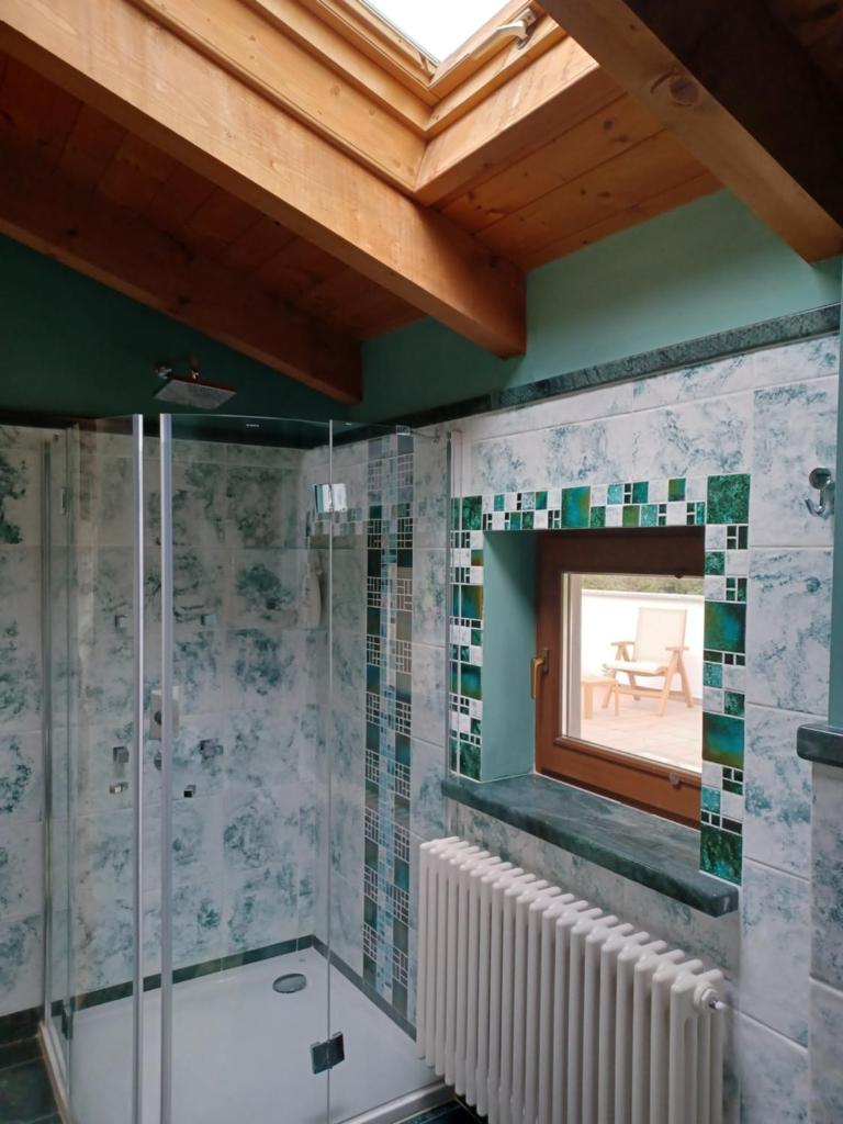 La salle de bains est pourvue d'une douche et d'une fenêtre. dans l'établissement Penthouse in the green with private pool and garden, à Portula 26 autres photos