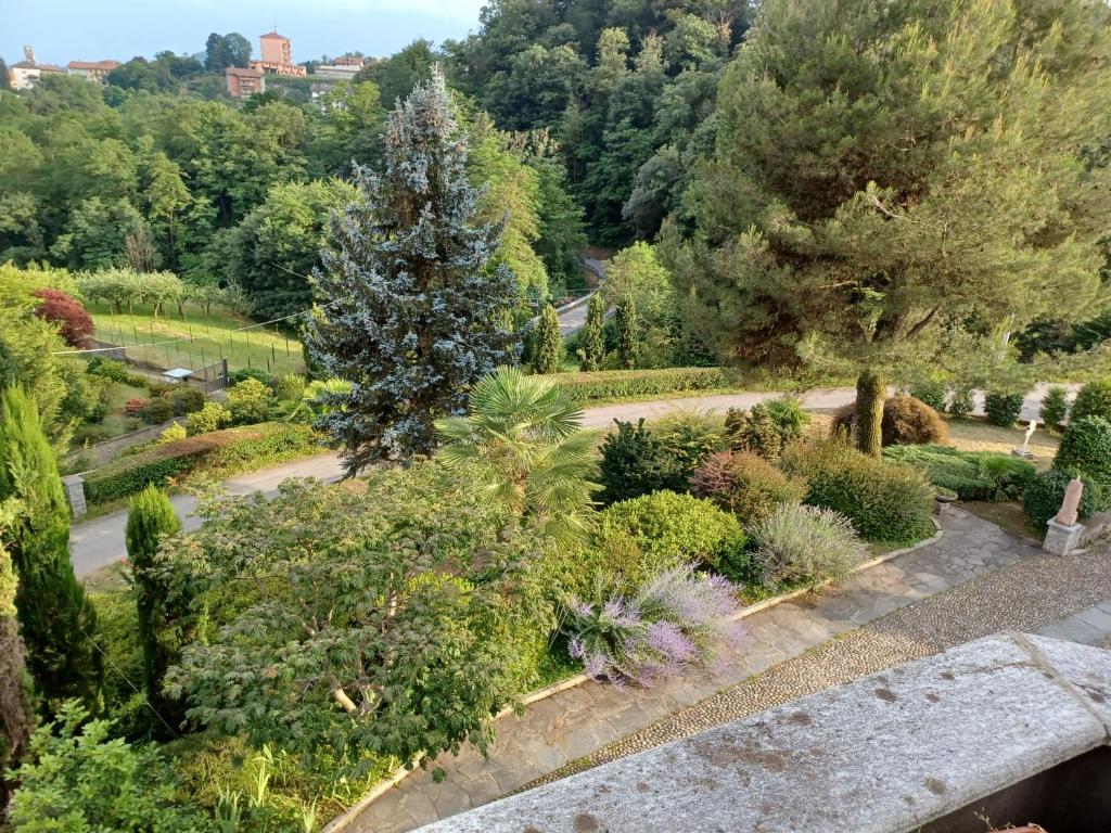 - une vue aérienne sur un jardin planté d'arbres et de buissons dans l'établissement Penthouse in the green with private pool and garden, à Portula