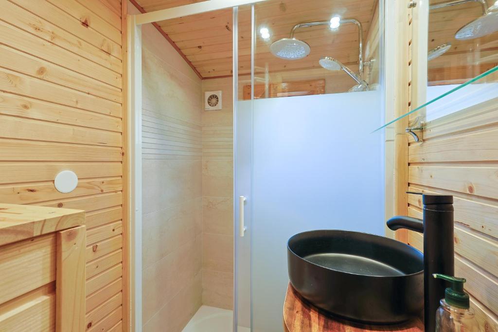 une salle de bain avec un lavabo et une douche dans l'établissement Roulotte au cœur des vignes, Hyères, à Hyères