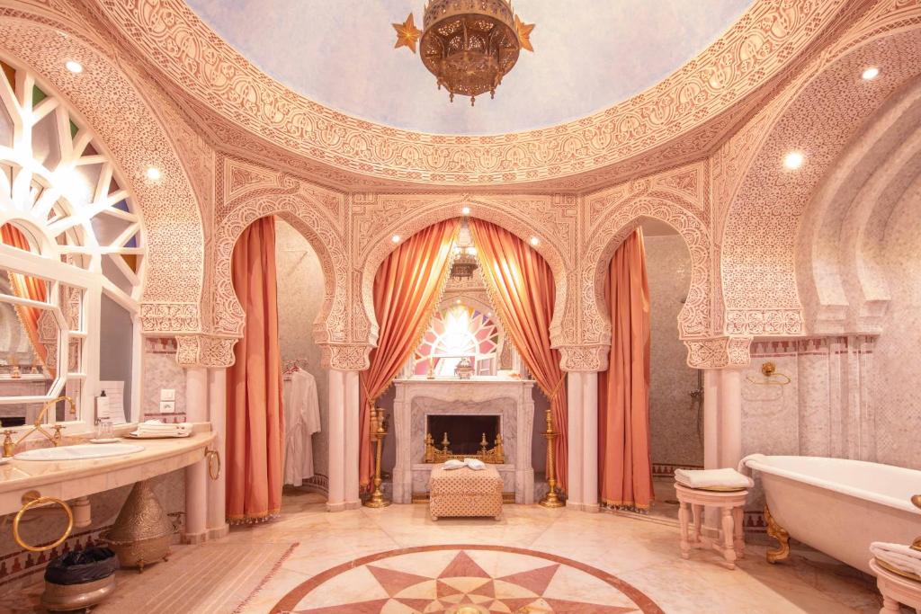 La grande salle de bains est pourvue d'une baignoire et d'une cheminée. dans l'établissement Riad Dar El Malaika, à El Jadida 37 autres photos