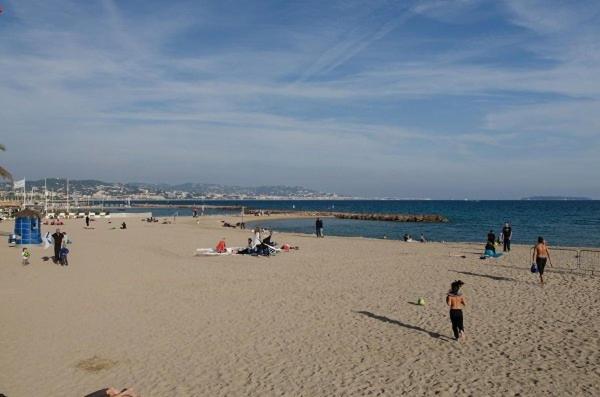 un groupe de personnes sur une plage avec l'océan dans l'établissement Séjour sur bateau de plaisance, à Mandelieu-la-Napoule
