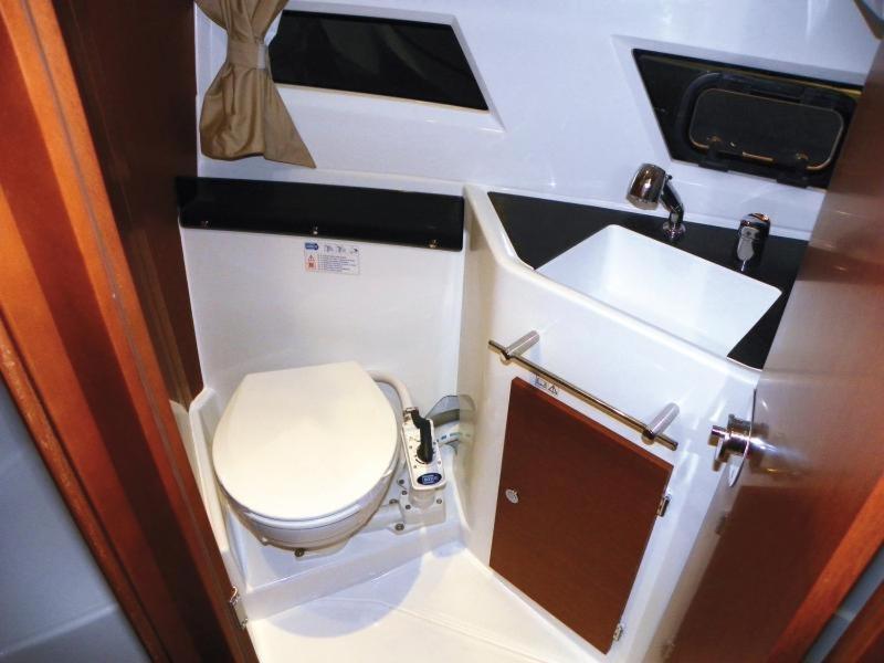 une petite salle de bain avec toilettes et lavabo dans l'établissement Séjour sur bateau de plaisance, à Mandelieu-la-Napoule