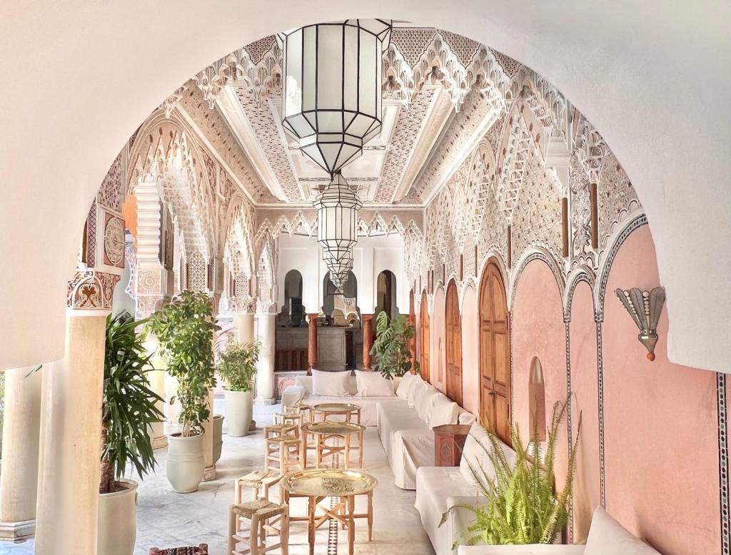 une salle décorée avec des tables et des chaises dans un bâtiment dans l'établissement Riad Azad & Spa, à Marrakech