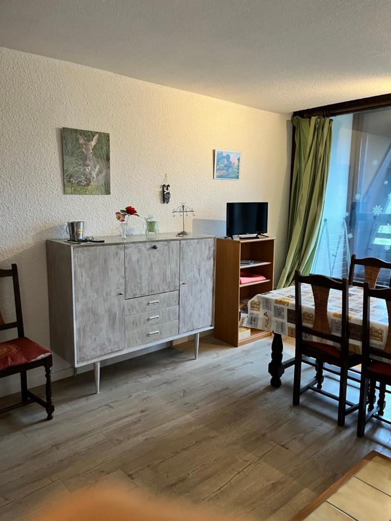 - un salon avec une commode et une télévision dans l'établissement Grand Studio VILLARD DE LANS Les Glovettes, à Villard-de-Lans