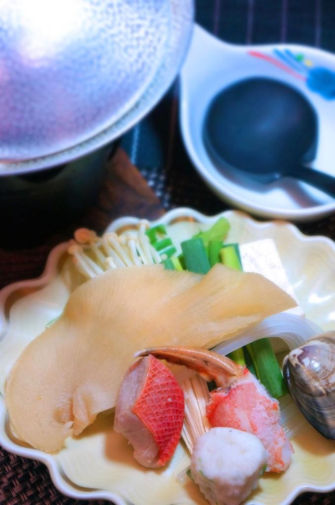 un morceau de nourriture sur une plaque contenant de la viande et des légumes dans l'établissement Sannouzan Onsen Zuisenkyo, à Ichinoseki