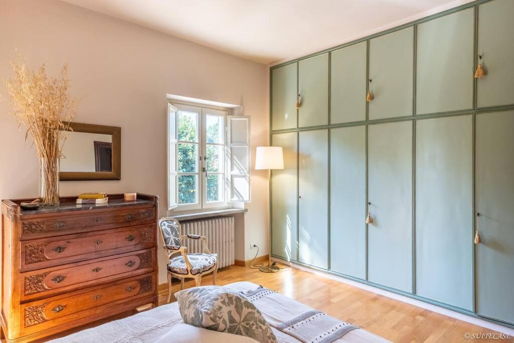 - une chambre avec une commode et un grand placard en verre dans l'établissement Atmosfera Japandi e Ricordi Lontani ,Luxury & Pool!, à Lucques