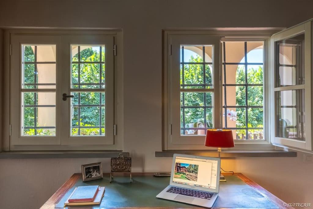 Cette chambre dispose de fenêtres et d'un bureau avec ordinateur portable. dans l'établissement Atmosfera Japandi e Ricordi Lontani ,Luxury & Pool!, à Lucques 39 autres photos