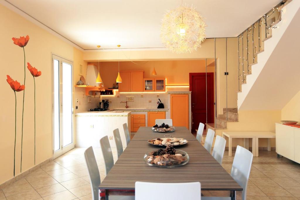 une cuisine et une salle à manger avec une table et des chaises dans l'établissement Villa Magda - private pool 20 pax, à Marina di Ragusa