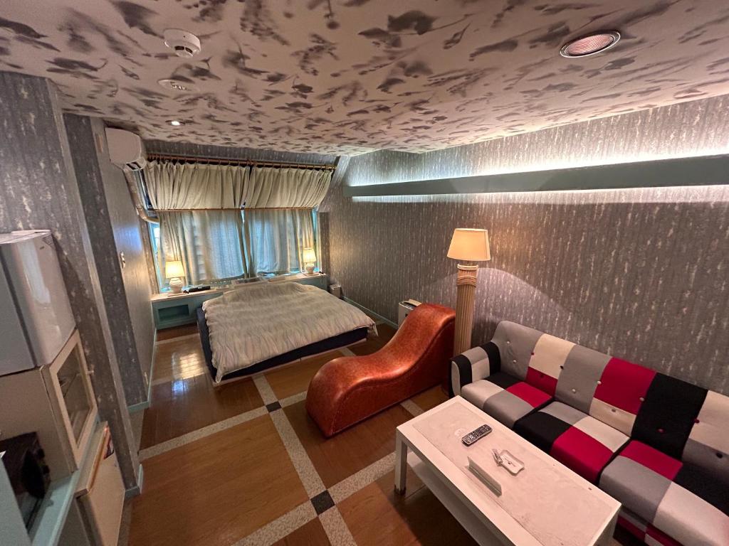 un salon avec un canapé et un lit dans l'établissement Hotel Sunday Brunch (Adult Only), à Kyoto