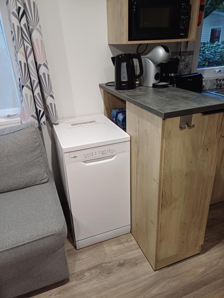 - une cuisine avec un lave-vaisselle blanc à côté d'un comptoir dans l'établissement Mobil-home Camping Siblu La Reserve ****, à Gastes 23 autres photos