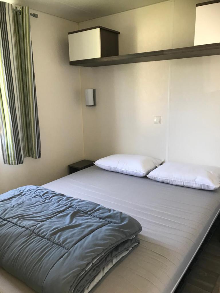 Cette chambre comprend : dans l'établissement Mobil home 6 personnes dans camping 5*, à Houlgate 16 autres photos