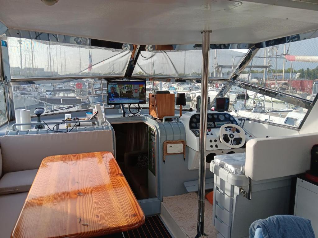 un bateau avec une table en bois au milieu dans l'établissement Bâteau cocoon en amoureux, à Bordeaux