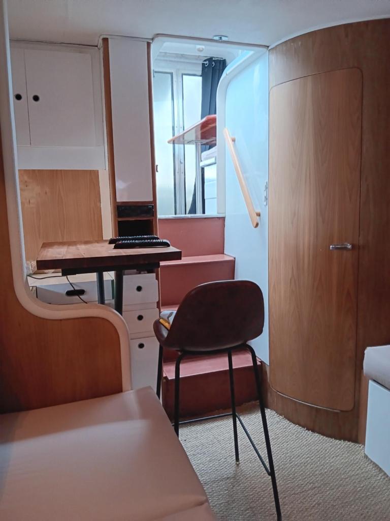 une petite pièce avec un bureau et une chaise dans l'établissement Bâteau cocoon en amoureux, à Bordeaux