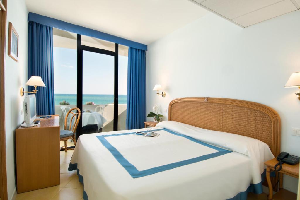 une chambre avec un lit et une vue sur l'océan dans l'établissement Hotel Del Levante, à Torre Canne