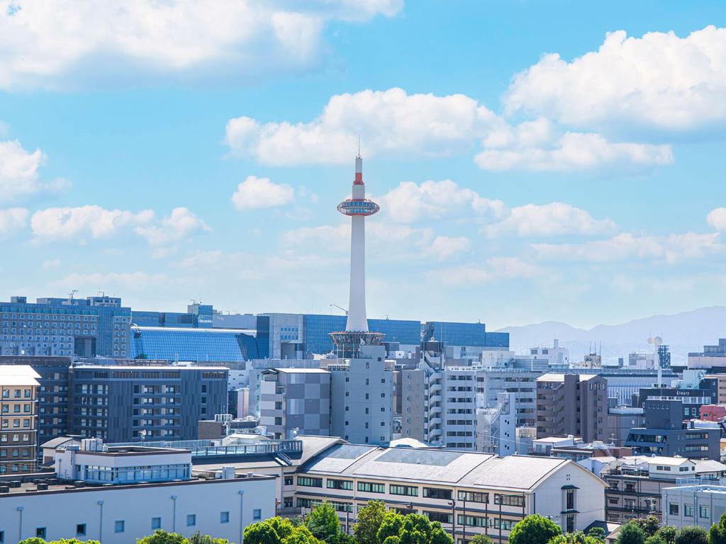 - une vue sur la ville avec une tour de télévision dans l'établissement Saint martin (Adult Only), à Kyoto
